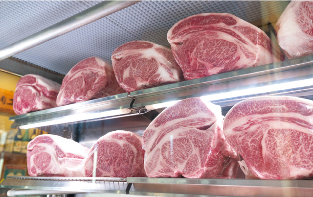 サシがほどよく入った身は厚めに切っても柔らかく、そのとろけるような食感と食べ応えを楽しむことができる。